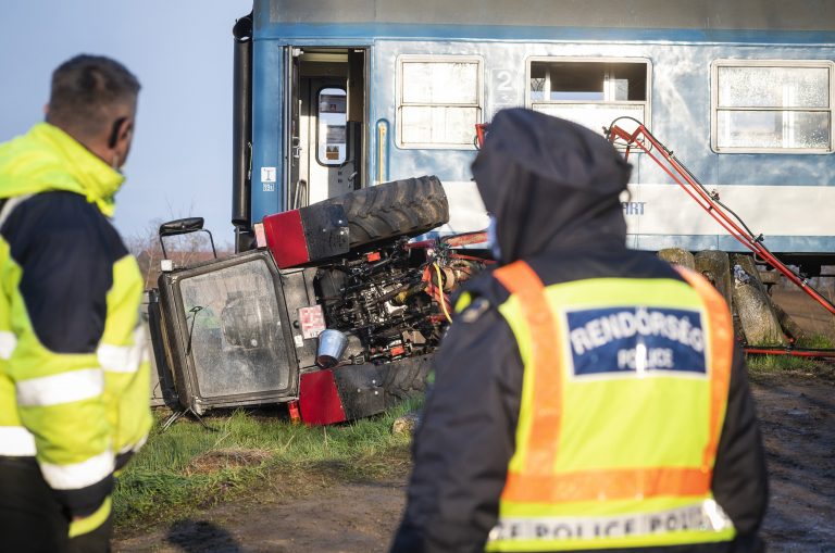 Vonatbaleset Újfehértónál: akár több tízmilliós is lehet a kár