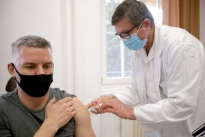 Ipsos: csökkent az oltásellenesség, de a fiatalok továbbra sem regisztrálnak