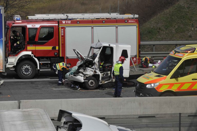 Rendőrök közé hajtott kisteherautójával egy ámokfutó Tapolcánál