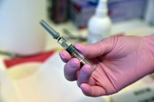 Több mint hatszáz mutánst képes semlegesíteni az új koronavírus-vakcina