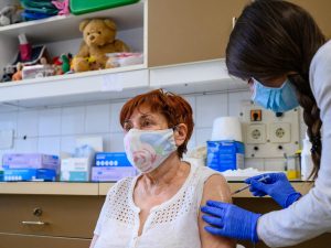 Szlávik szerint Magyarországon egyelőre nincs szükség az oltások keverésére