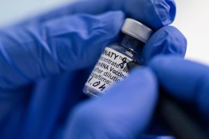 Jelentős mennyiségű Pfizer-oltóanyag érkezik kedden, a Moderna már itt van