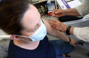 COVID-oltás: internetes foglalási rendszert tesztel a kormány, 70 ezren kapnak SMS-t