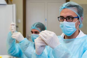 Megérkeztek az új  magyar adatok: 200 alatt az új elhunytak száma, 8650-en vannak kórházban