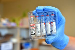 Itt vannak a friss magyar adatok: 212 új elhunyt, már 7 ezer alá süllyedt a kórházi betegek száma