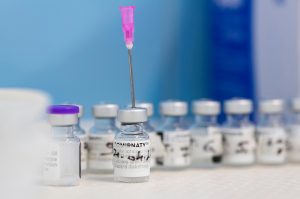 „Úgy álltak sorba a fiatalok a Pfizerért, mint az új iPhone-ért”