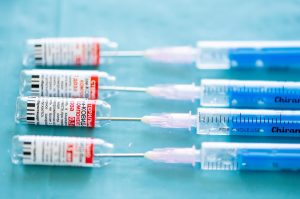 Új járványügyi adatok érkeztek: 183 új elhunyt, 1253 új fertőzött, 753-an vannak lélegeztetőgépen