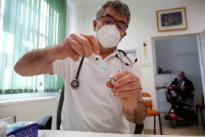 Itt vannak az új adatok: közel 260 elhunyt, 1512-en vannak lélegeztetőgépen, 12 062 beteg fekszik kórházban