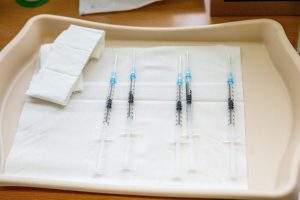 Egy igen komoly vakcinaszállítmány érkezik Magyarországra, de nem keleti