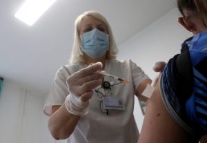 Itt vannak, megérkeztek az új számok: 242 új elhunyt és 8637 fertőzött, 1437-en vannak lélegeztetőgépen