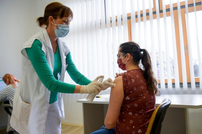 Újabb szintet lép az oltás Magyarországon, még több helyen fognak oltani