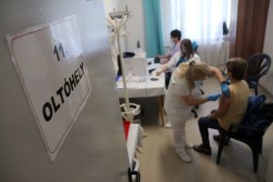 Új magyar járványadatok érkeztek: 213 új elhunyt, 11 806 kórházi beteg, 1451-en vannak lélegeztetőgépen