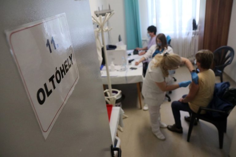 Új magyar járványadatok érkeztek: 213 új elhunyt, 11 806 kórházi beteg, 1451-en vannak lélegeztetőgépen