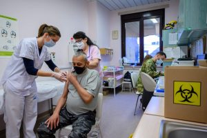 Szlávik: különösen a brit mutáns terjedése miatt akár 70-80%-os átoltottságra is szükség lehet