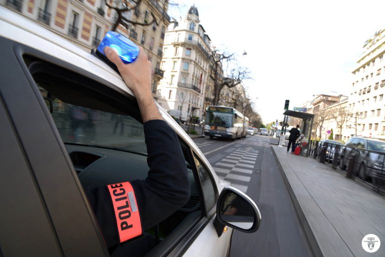 Brutális módon öltek meg egy rendőrnőt Párizs közelében, a támadót lelőtték