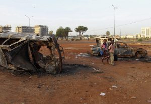 Katonákat gyilkoltak meg és egészségügyi központot gyújtottak fel a terroristák: 19 halott