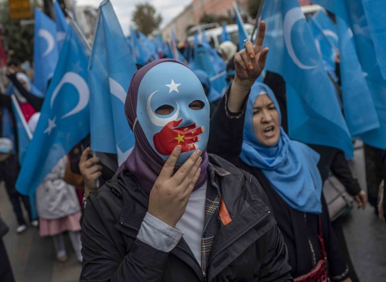 Francia álújságíróval próbálta mentegetni magát Kína az ujgurok népirtása ügyében