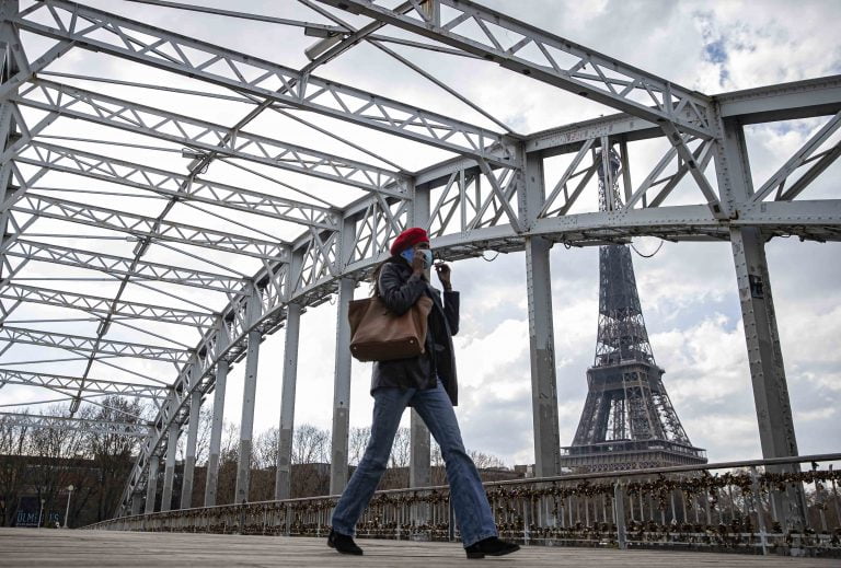 A párizsiak úgy érzik, mintha állandóan figyelnék őket, hogy betartottak-e minden korlátozást