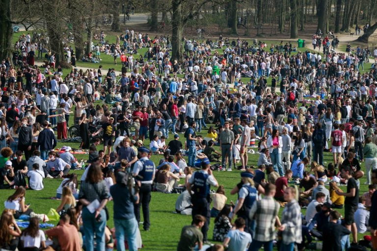 Ezrek gyűltek össze bulizni az egyik brüsszeli parkban egy áprilisi tréfa miatt