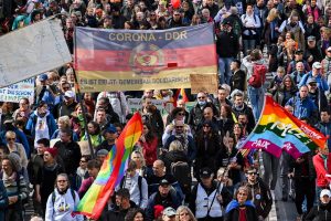 Miért terjednek az összeesküvés-elméletek a koronavírusról?