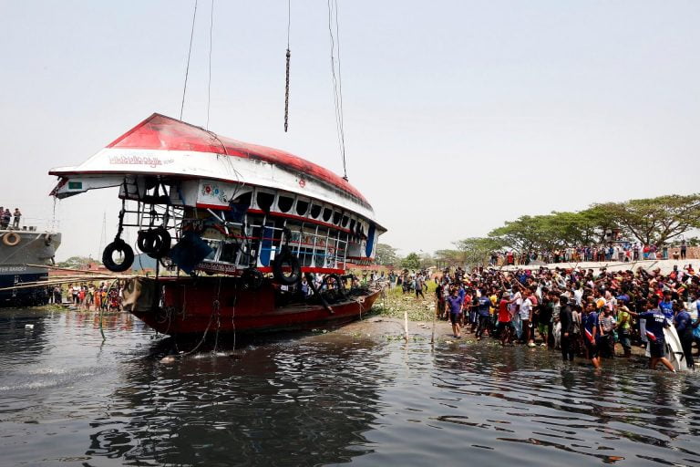 Összeütközött egy komp és egy teherhajó Bangladesben, legalább 26-an meghaltak