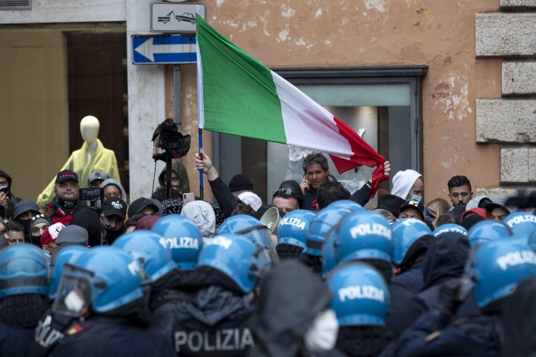 Vendéglátósok csaptak össze a rendőrökkel Rómában (képekkel)