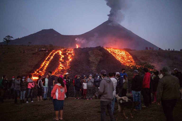 Több száz emberre lehet veszélyes a Guatemalában kitört vulkán