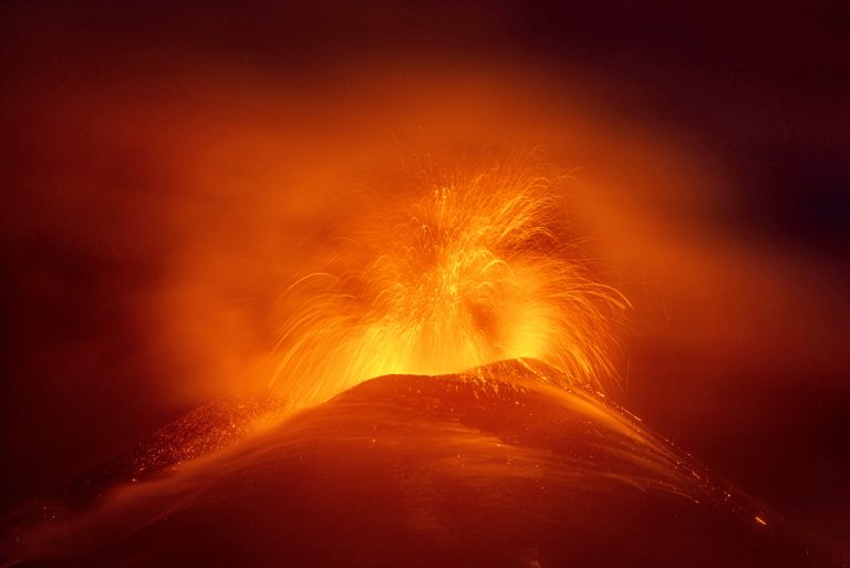 Nem a Szuezi-csatornán kialakult dugó, hanem az Etna kitörése okozott jelentős kén-dioxid-szennyezést
