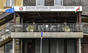 A Honvédkórházban elfogyott a Pfizer, az újonnan érkezőket mással tudják beoltani