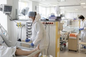 590-nel csökkent a kórházban ápoltak száma, egyre kedvezőbbek a tendenciák