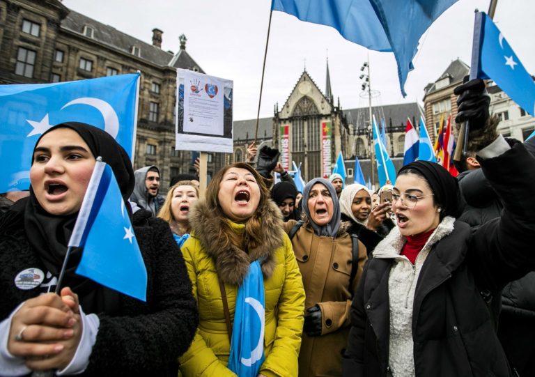 „Szakadár tevékenységgel” vádoltak és halálra ítéltek két korábbi ujgur vezetőt Kínában