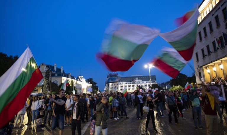 Bulgária választ – botrányok, tüntetések ellenére is újrázhat a miniszterelnök
