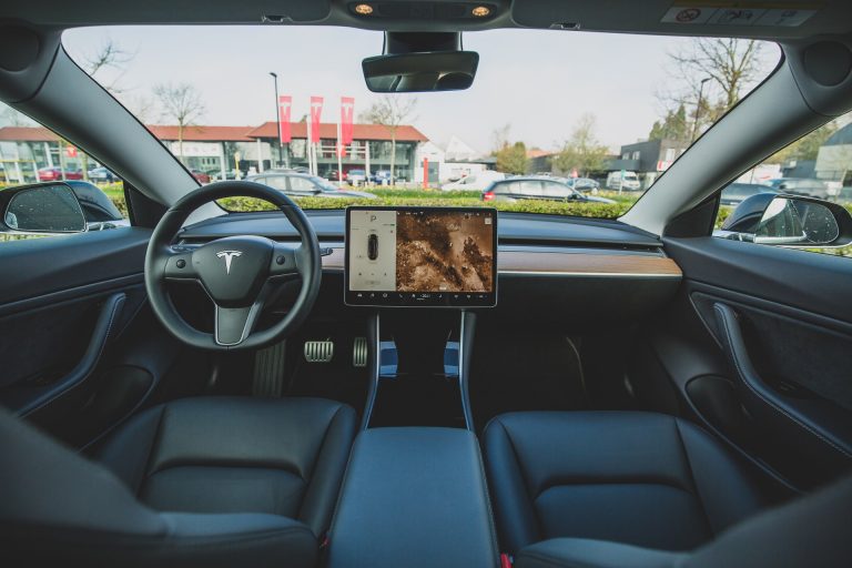 Tesla segítségével kaptak el egy rasszista gyűlölködőt