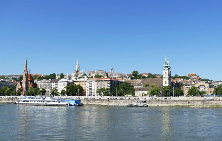 Egy kisebb tömeg gyűlt össze az I. kerületben, rendőri intézkedés lett a vége