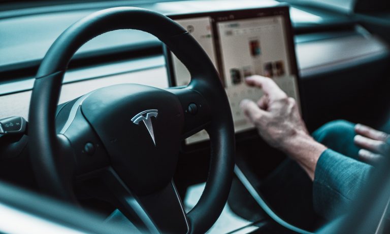 Egyszerűen átverhető a Tesla önvezető védelmi rendszere