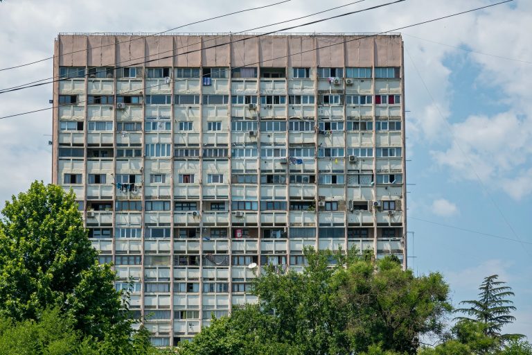 Egy tízemeletes ház tetejéről mentettek meg egy öngyilkosságra készülő férfit a rendőrök