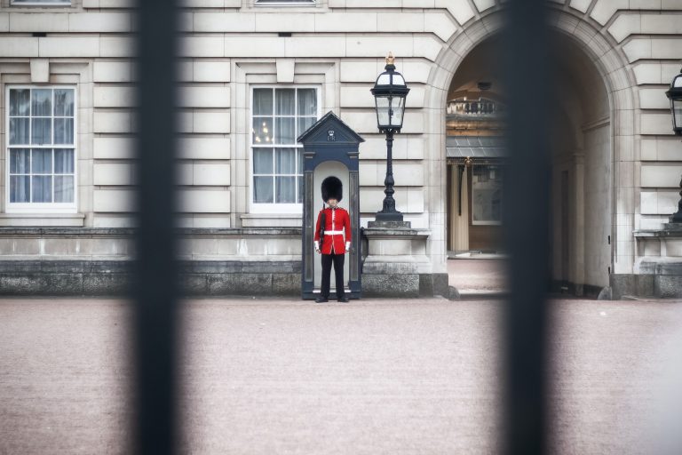 Elfogtak egy késes férfit a Buckingham-palotában