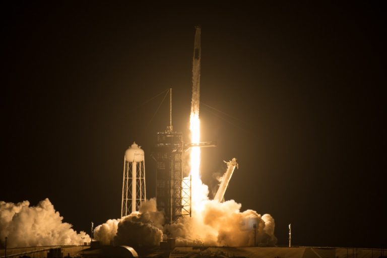 Négy űrhajóst küldött a SpaceX a világűrbe az újrahasznosítható Falcon rakétával