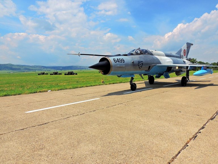 Földnek csapódott a román légierő egyik MIG-21 Lancer vadászgépe, a pilóta megsérült