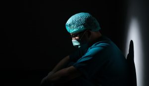 Koronavírus – sírva kezdik és fejezik be az egészségügyi dolgozók a műszakot