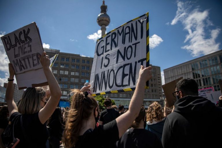 Németország a rasszizmussal küzd, miután egy megfenyegetett menekült visszalépett parlamenti jelöltségétől