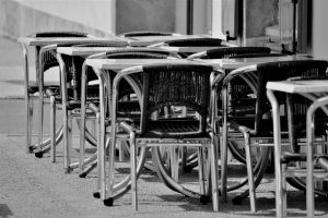 Lassult az oltás üteme, csúszhat a terasznyitás