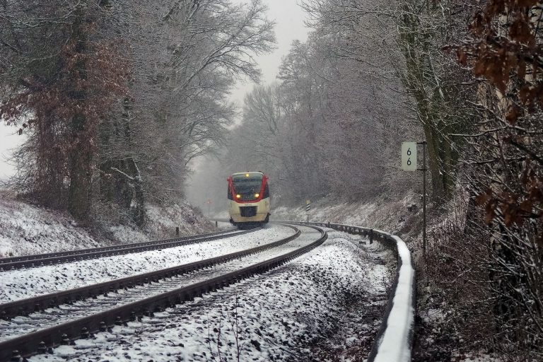 Tragédia Egerben, meghalt a gépkocsi vezetője, aki vonattal ütközött