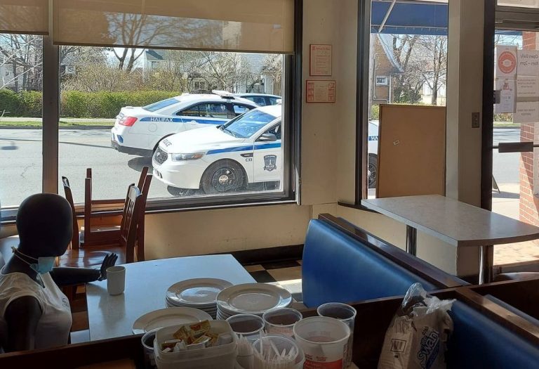Maszk nélkül „ebédelő” próbababa miatt rohamoztak meg a rendőrök egy éttermet