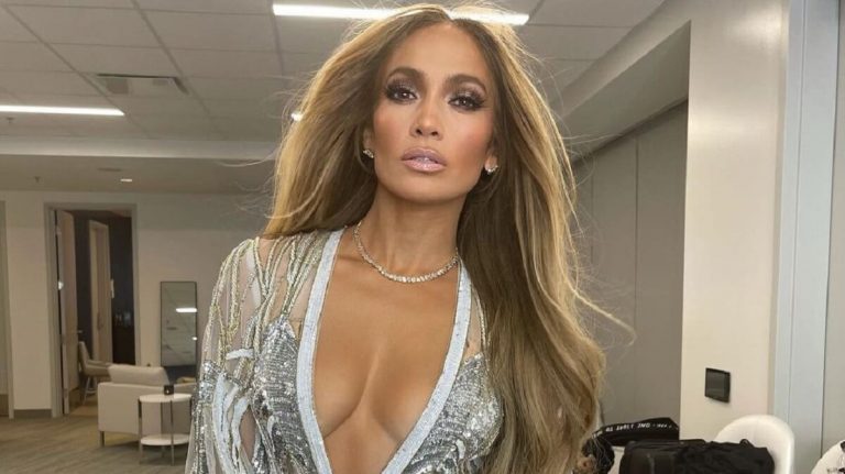 Megvillant Jennifer Lopez mértanian kerek feneke