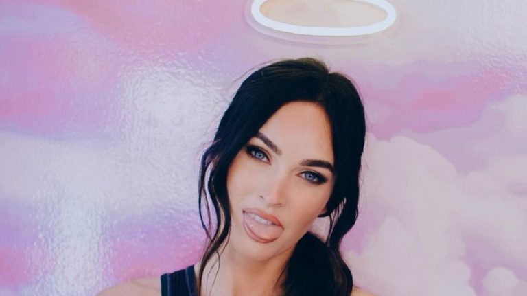 Megan Fox olyan szexi ruhában jelent meg, hogy keressük az állunkat