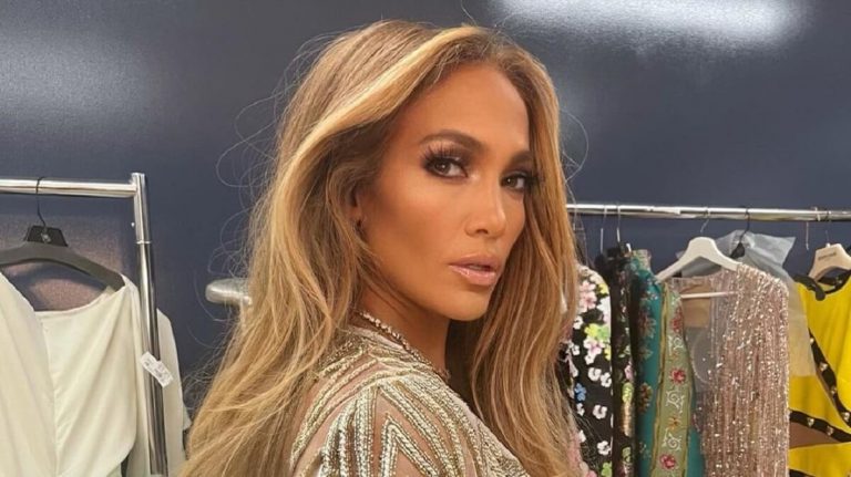 Az év egyik legszexibb dekoltázsát villantotta meg Jennifer Lopez