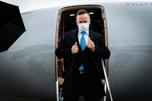 Szijjártó nagy bejelentéssel kezdte a hétfőt a repülőtéren