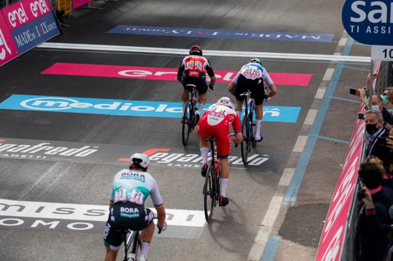 Videón, ahogy egy kísérőautó elüti az egyik versenyzőt a Giro d’Italian