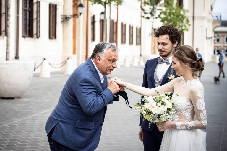 Orbán Viktor egy ifjú párt köszöntött, nagy volt a meglepetés (videó)